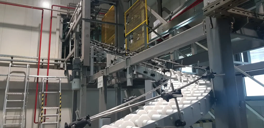 Krivina gravitacionog slajdera sa plastičnim rolnicama za kutije