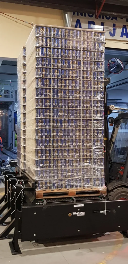 Paleta limenki Lav na Trasing lančanom transporteru uz viljuškar u pivari Carlsberg Čelarevo
