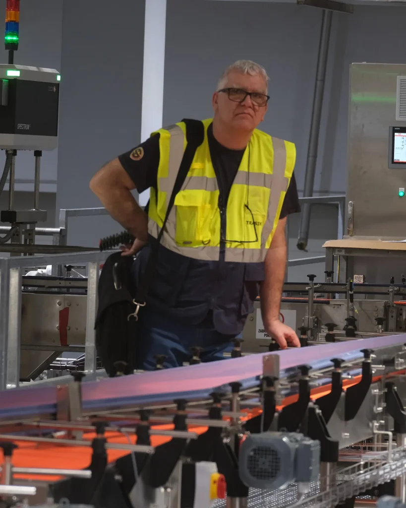 Član stručnog tima uz lamelaste transportere Trasing S4000 u Heineken pivari u Novom Sadu