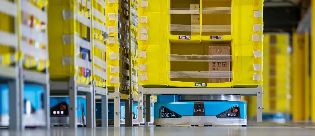 Amazon Robotics mobilni robot ispod skladišnog regala sa robom