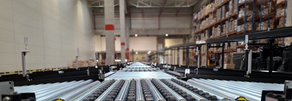 Roler transporteri za kutije u logističkom centru